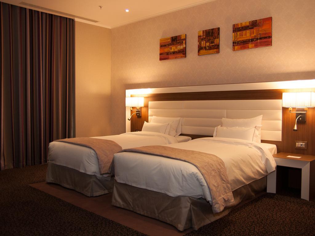 Premier Palace Spa Hotel Bukarest Exterior foto A room at the hotel