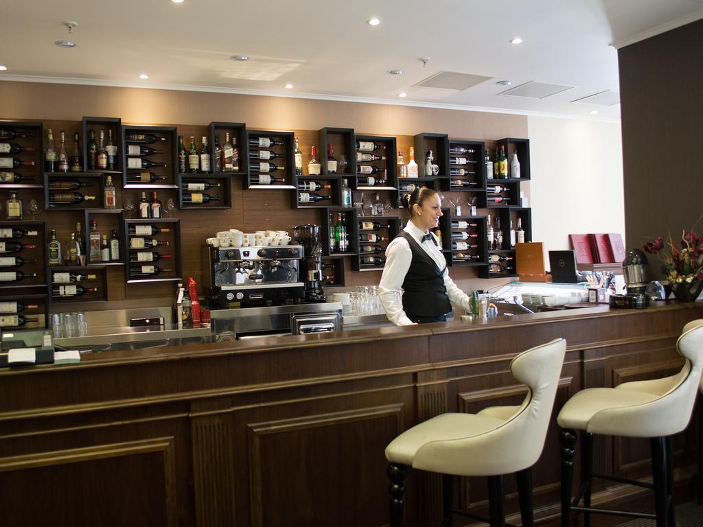 Premier Palace Spa Hotel Bukarest Exterior foto A bar in a hotel