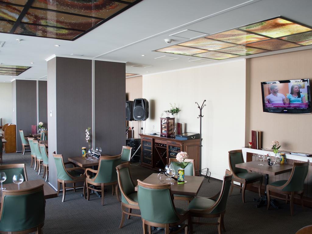 Premier Palace Spa Hotel Bukarest Exterior foto The lounge at the airport