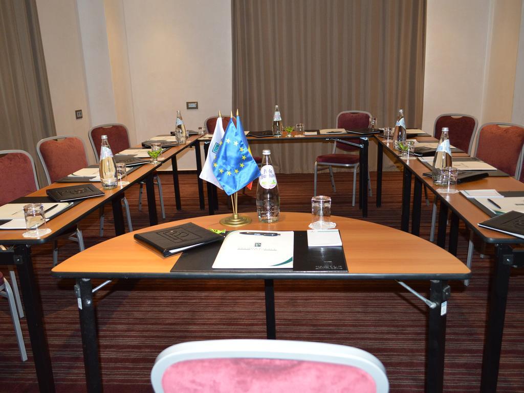 Premier Palace Spa Hotel Bukarest Exterior foto A meeting room at the European University Barcelona