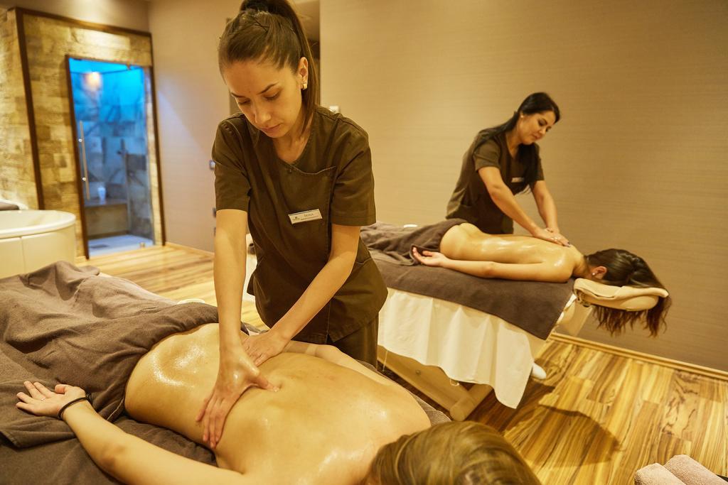 Premier Palace Spa Hotel Bukarest Exterior foto Massage therapists at work