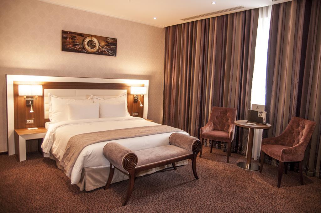 Premier Palace Spa Hotel Bukarest Exterior foto A room at the hotel