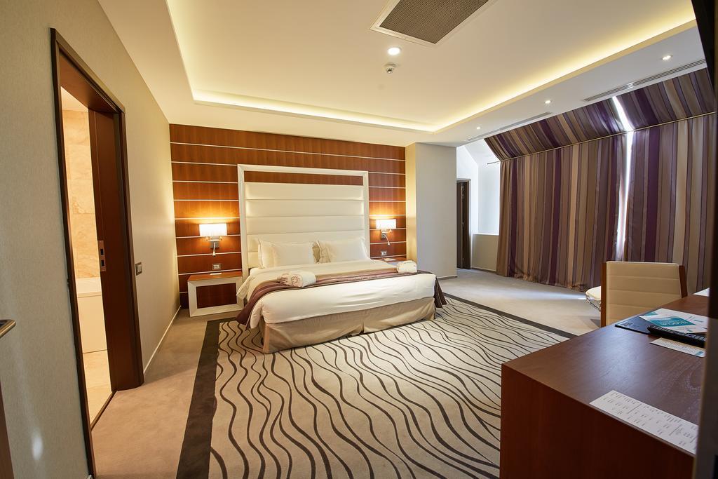 Premier Palace Spa Hotel Bukarest Exterior foto A bedroom at the hotel