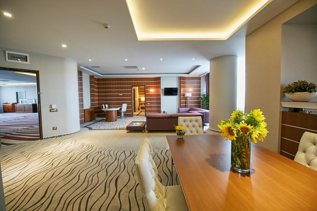 Premier Palace Spa Hotel Bukarest Exterior foto A suite at the hotel