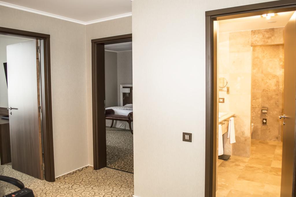 Premier Palace Spa Hotel Bukarest Exterior foto Interior of a suite